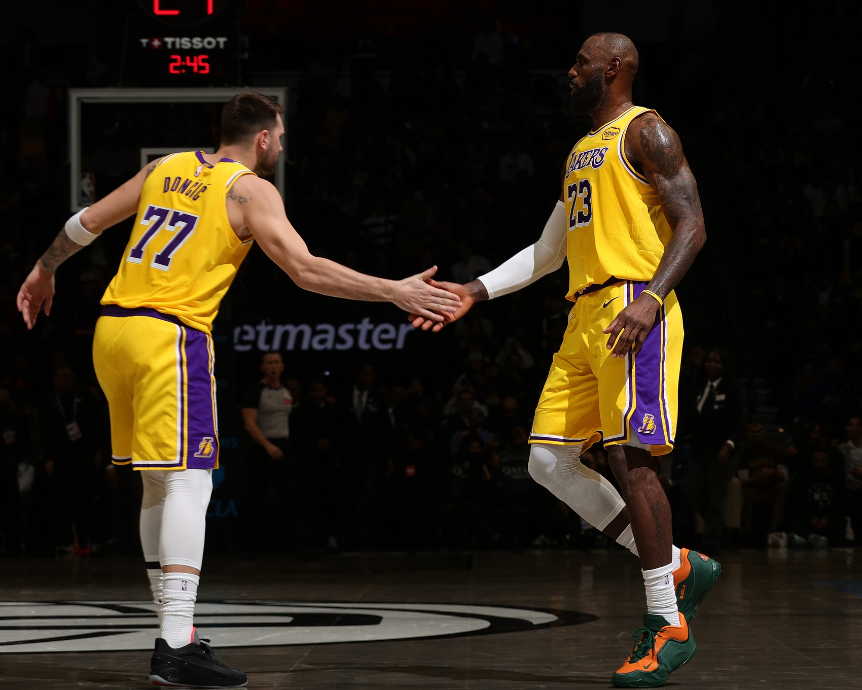 开云app-这都能赢？湖人全队22失误&amp;詹姆斯8次东契奇5次 76人全队14次